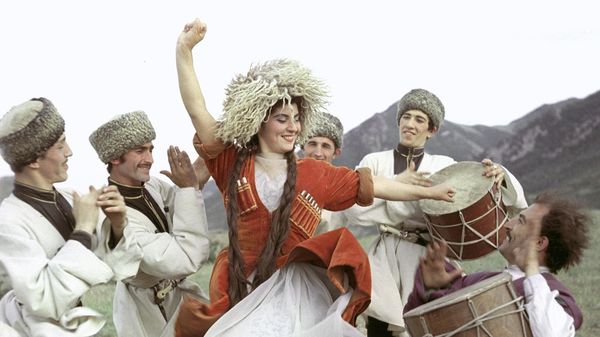 Выступает Ансамбль песни и танца народов Дагестана. 