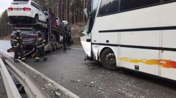 Больше 50 детей попали в ДТП с грузовиком-автовозом в Челябинской области