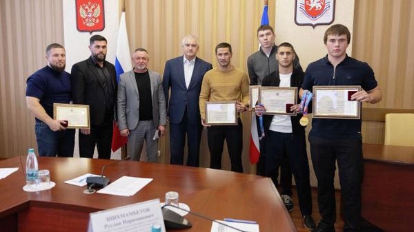 Аксенов наградил крымских спортсменов за победу в первенстве Европе по боксу