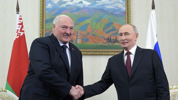  Президент РФ Владимир Путин и президент Белоруссии Александр Лукашенко во время встречи в Бишкеке
