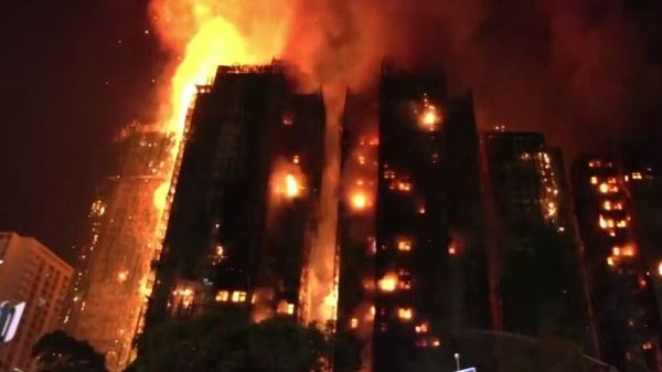 Масштабный пожар в небоскребах Гонконга