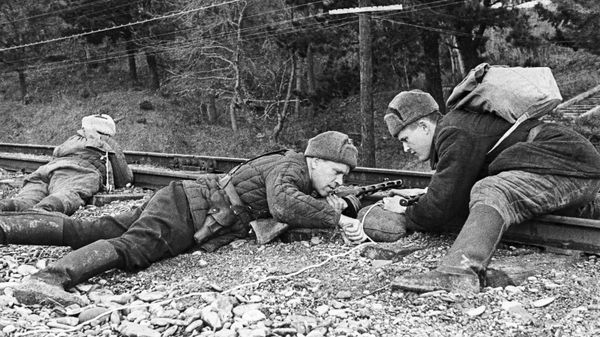 Великая Отечественная война 1941-1945 гг. Крымская наступательная операция (8 апреля - 12 мая 1944 года).
Группа советских партизан-подрывников из 2-го Симферопольского партизанского отряда под командованием капитана Христофора Чусси закладывает взрывчатку на железнодорожном полотне.