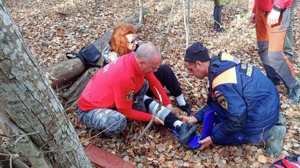 Спасатели Крыма помогли травмированной туристке в лесу под Бахчисараем