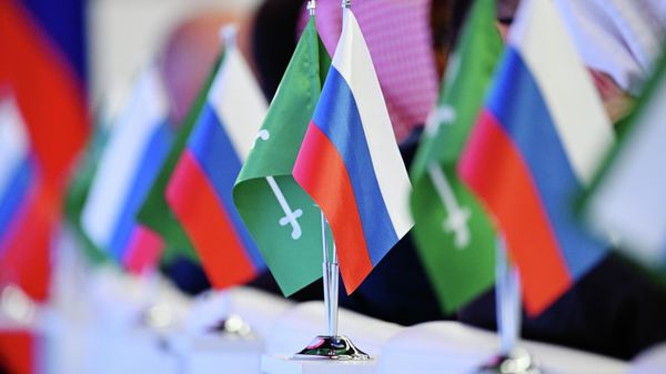 Флаги России и Саудовской Аравии