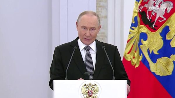 Владимир Путин на церемонии вручения медалей Золотая Звезда Героям России