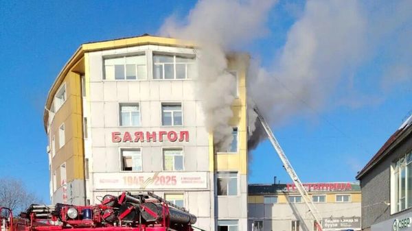 Пожар в торговом центре Баянгол в Улан-Удэ