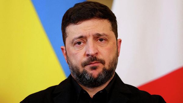 Владимир Зеленский наблюдает за встречей с премьер-министром Великобритании Киром Стармером, канцлером Германии Фридрихом Мерцем и президентом Франции Эммануэлем Макроном