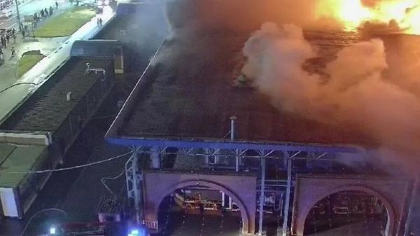 В Санкт-Петербурге горит двухэтажное здание рынка