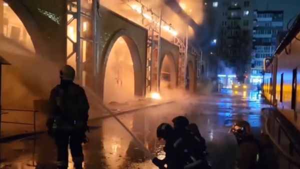 В Санкт-Петербурге горит двухэтажное здание рынка