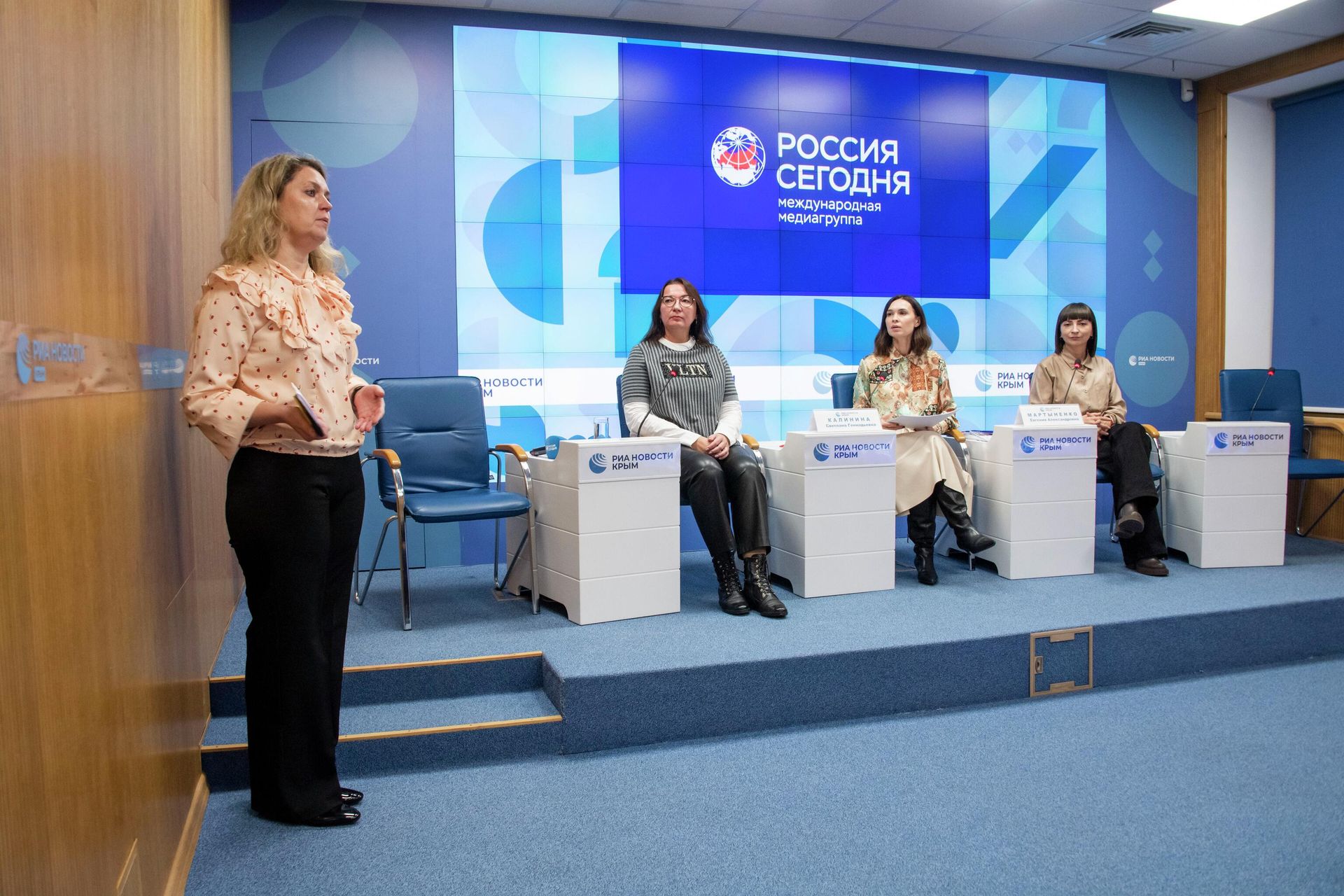 Сотрудники медиагруппы Россия сегодня в Крыму рассказали детям о закулисье журналистики Сотрудники медиагруппы Россия сегодня в Крыму рассказали детям о закулисье журналистики - РИА Новости, 1920, 12.12.2025