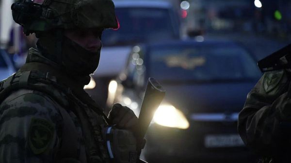 Военные и силовики досматривают машины в Симферополе