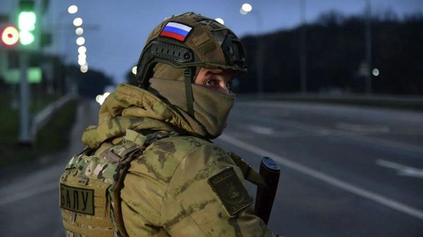 Военные и силовики досматривают машины в Симферополе