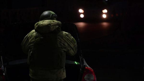 Военные и силовики досматривают машины в Симферополе