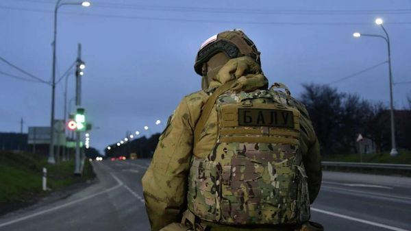 Военные и силовики досматривают машины в Симферополе