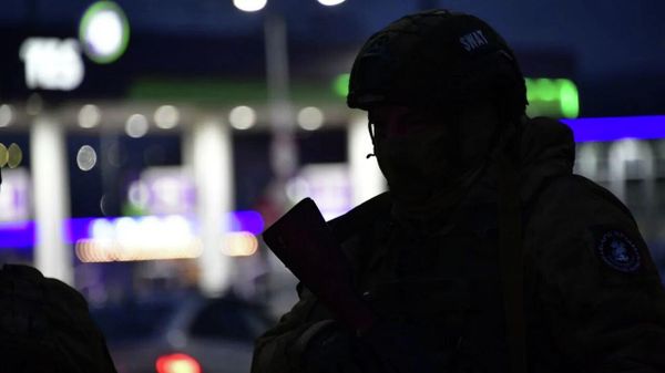 Военные и силовики досматривают машины в Симферополе
