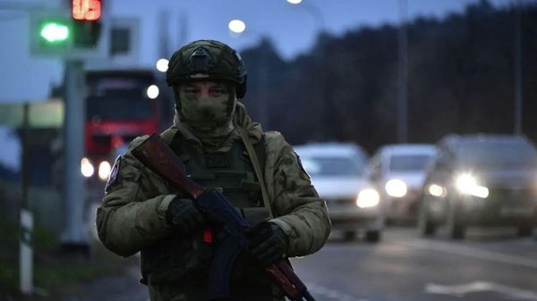 Военные и силовики досматривают машины в Симферополе