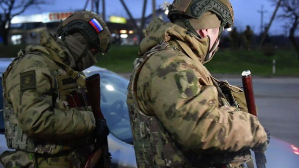 Военные и силовики досматривают машины в Симферополе