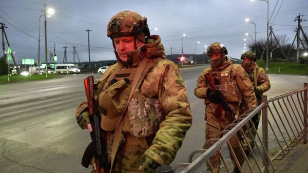 Военные и силовики досматривают машины в Симферополе
