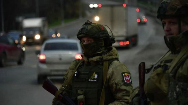 Военные и силовики досматривают машины в Симферополе