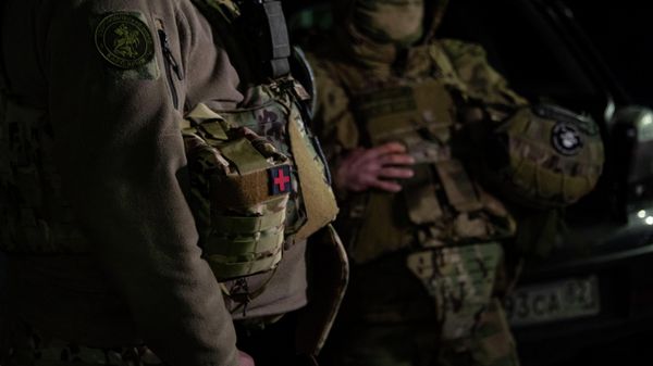Военные и силовики досматривают машины в Симферополе