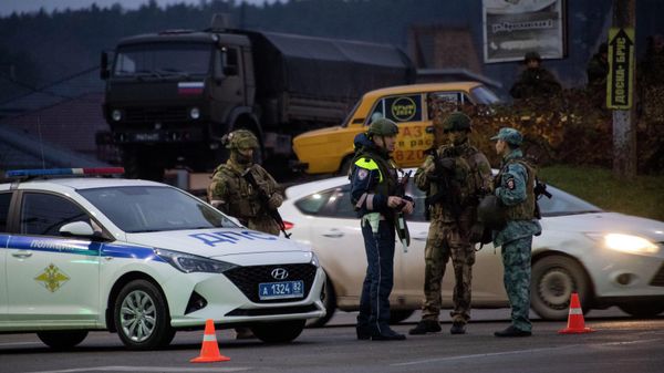 Военные и силовики досматривают машины в Симферополе
