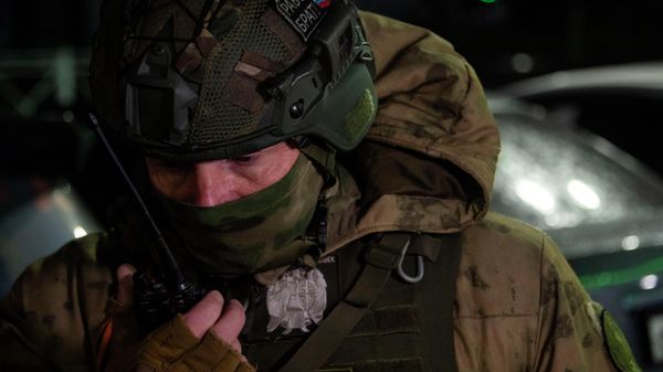 Военные и силовики досматривают машины в Симферополе