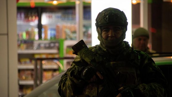Военные и силовики досматривают машины в Симферополе