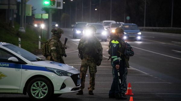 Военные и силовики досматривают машины в Симферополе