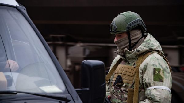 Военные и силовики досматривают машины в Симферополе