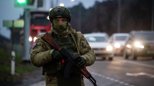 Военные и силовики досматривают машины в Симферополе