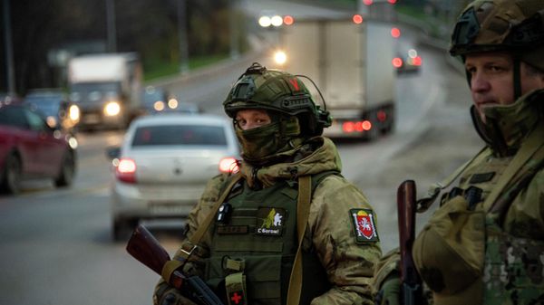 Военные и силовики досматривают машины в Симферополе