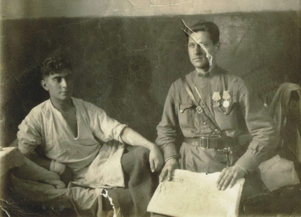 Абдуль Тейфук в госпитале. 1944 г. Рядом - капитан Афанасьев.. Фото из фондов музея истории КФУ Абдуль Тейфук в госпитале. 1944 г. Рядом - капитан Афанасьев.. Фото из фондов музея истории КФУ
