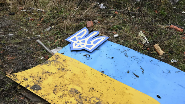 Флаг и герб Украины в освобожденном российскими войсками группировки войск Центр Красноармейске в ДНР