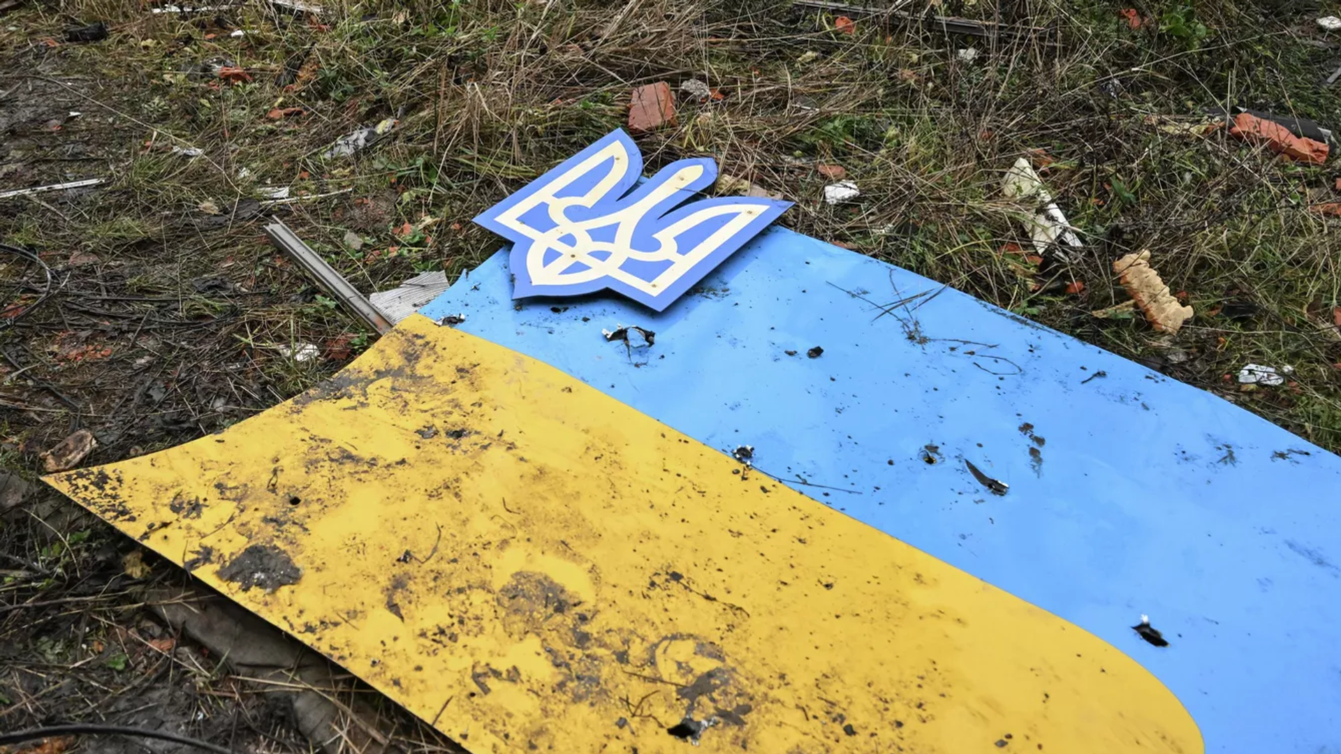 Флаг и герб Украины в освобожденном российскими войсками группировки войск Центр Красноармейске в ДНР - РИА Новости, 1920, 11.09.2026