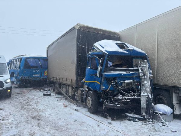 Массовое ДТП с двумя фурами и пассажирским автобусом в Омской области