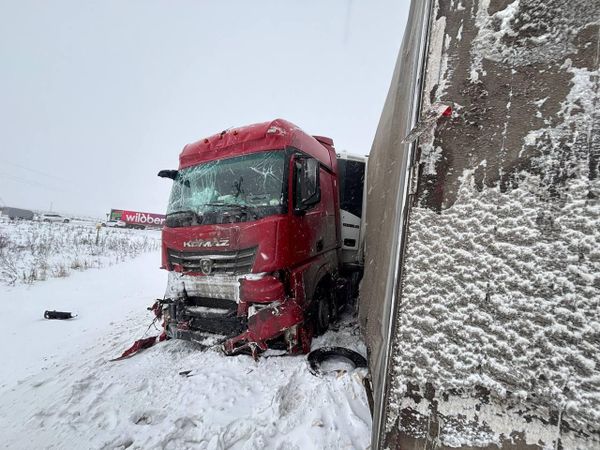 Массовое ДТП с двумя фурами и пассажирским автобусом в Омской области