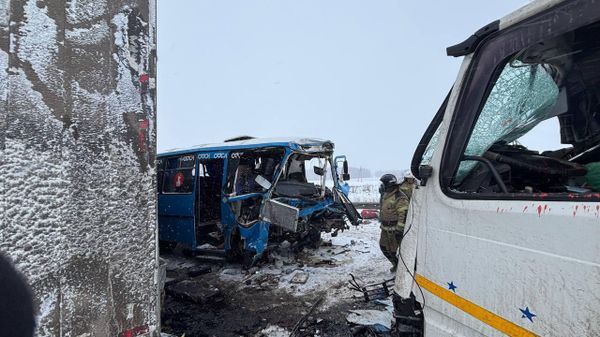 Массовое ДТП с двумя фурами и пассажирским автобусом в Омской области
