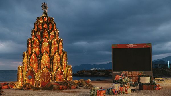 Новогоднюю елку из лодок и якорей установили в Судаке