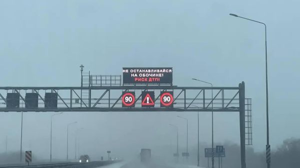 Сильный ветер и снег накрыл трассу М-4 Дон в Ростовской области