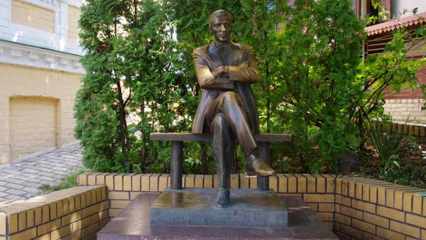 Памятник писателю Михаилу Булгакову в Киеве.