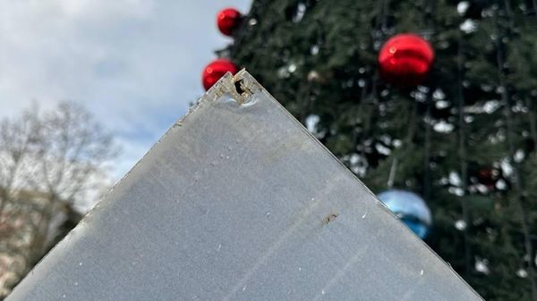 В Керчи вандалы повредили новогодние елки