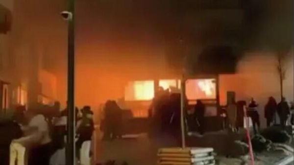 Пожар на месте взрыва в баре на горнолыжном курорте Кран-Монтана в Швейцарии