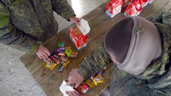 Военнослужащие ЮВО организовали и провели для детей–сирот из Лозовской специальной школы–интерната новогоднюю акцию Подарок–детям