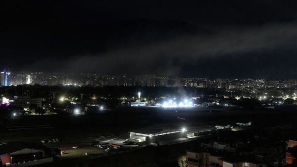 Над аэропортом Ла-Карлота поднимается дым после взрывов и пролетов низколетящих самолетов в Каракасе, Венесуэла, суббота, 3 января 2026 года. (Фото AP/Матиас Делакруа)