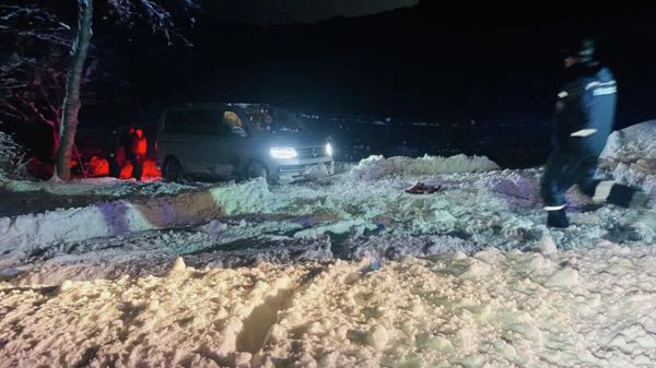 В Крыму спасатели вытаскивали машины из снежных заносов