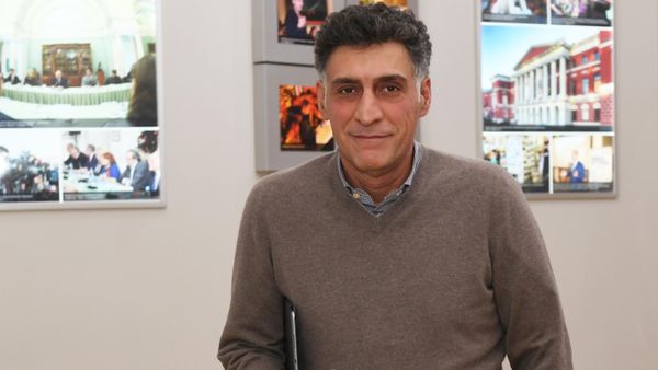 Режиссер Тигран Кеосаян на юбилейных Пионерских чтениях в московском музее современной истории России.