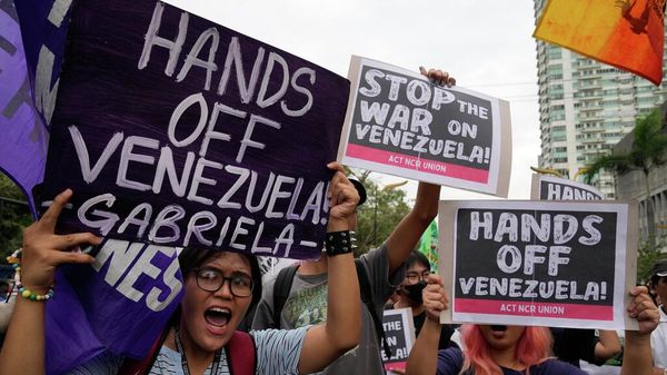 Протестующие скандируют лозунги, осуждая правительство США и президента Дональда Трампа после захвата президента Венесуэлы Николаса Мадуро во время митинга возле посольства США