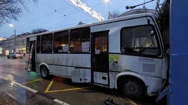 В Симферополе на остановке столкнулись троллейбус и два автобуса