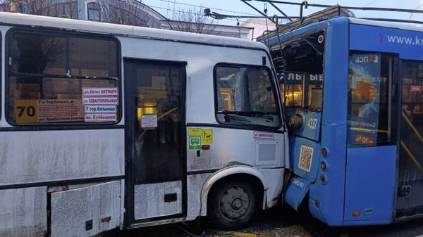 В Симферополе на остановке столкнулись троллейбус и два автобуса