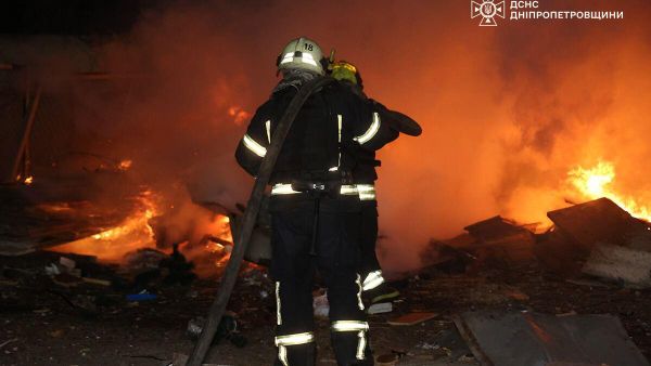 Украинские пожарные на месте взрыва